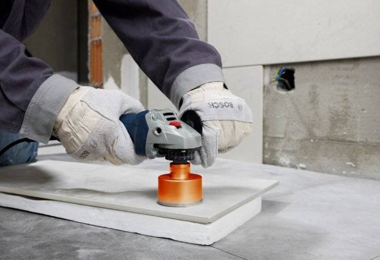 Сверление отверстий в керамической плитке и кафеле на полу и стенах