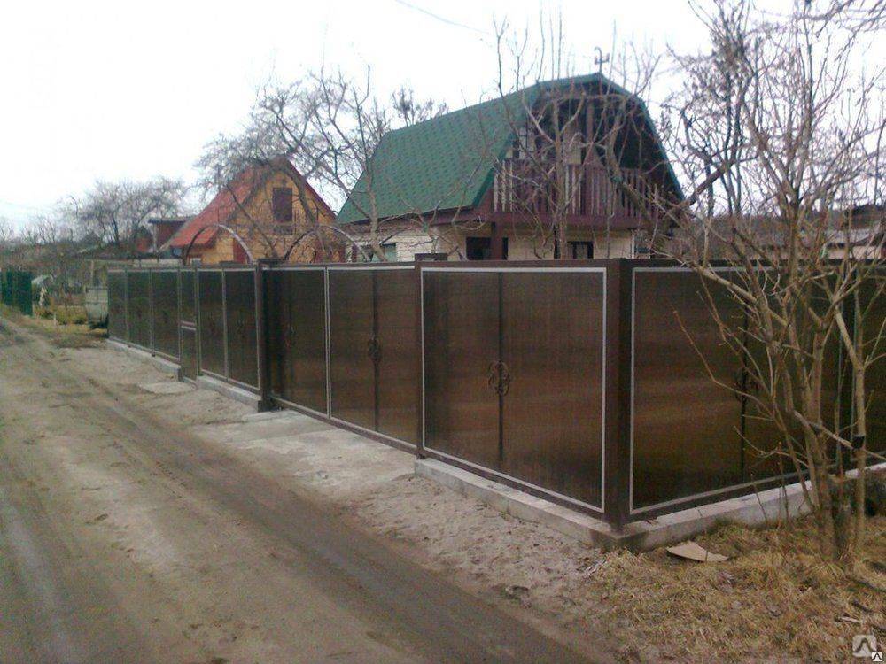 Забор из поликарбоната на металлическом каркасе своими руками: пошаговая инструкция + видео и отзывы