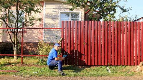 Металлический забор из профлиста и штакетника своими руками: пошаговая инструкция