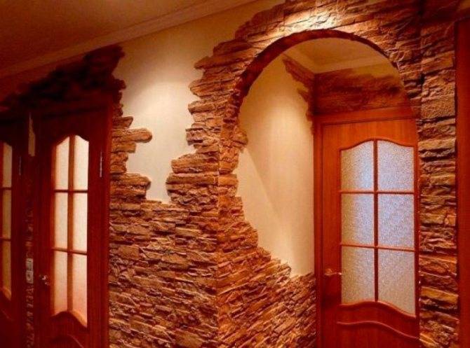 Искусственный камень в интерьере прихожей, кухни, спальни, лоджии: фото + инструкция по декорированию стен