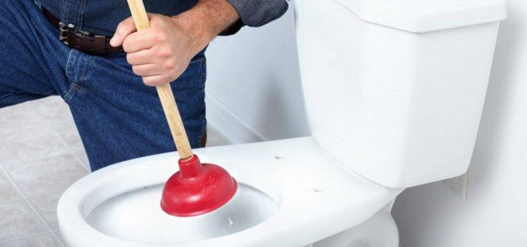 Засорился унитаз, как прочистить в домашних условиях?