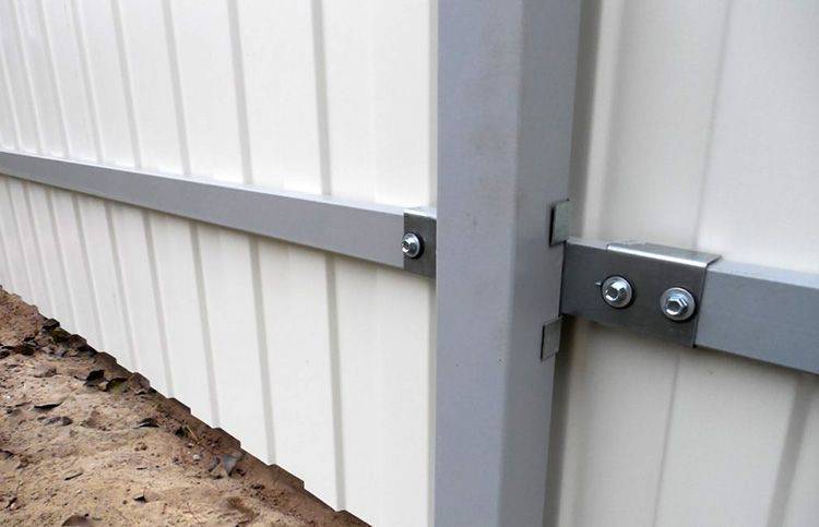 Как построить забор из профлиста своими руками: пошаговая инструкция и важные нюансы