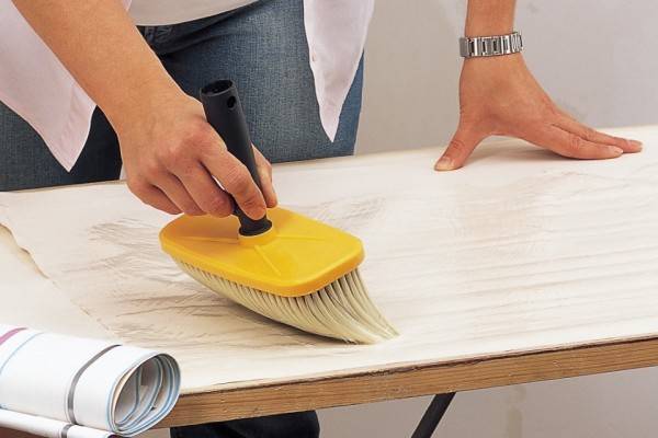 Как клеить обои своими силами: пошаговая инструкция + фото