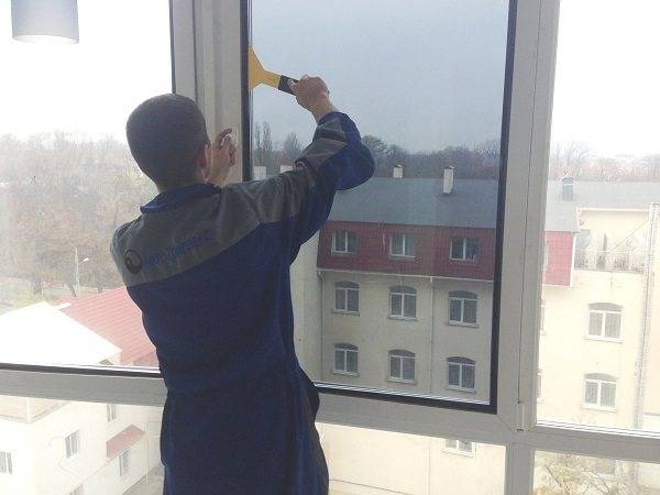 Способ утеплить окна с помощью пленки "Третье стекло"