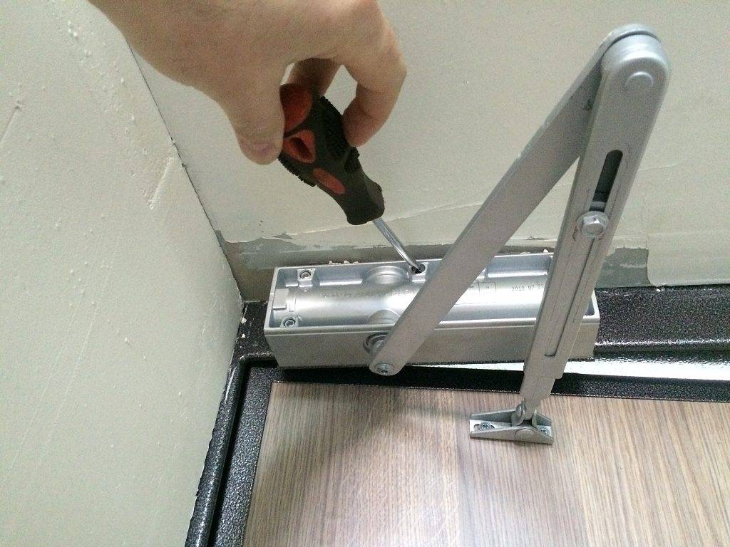 Как установить доводчик на дверь: монтируем своими руками