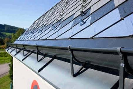 Как установить водостоки, если крыша уже покрыта: несколько вариантов самостоятельной установки