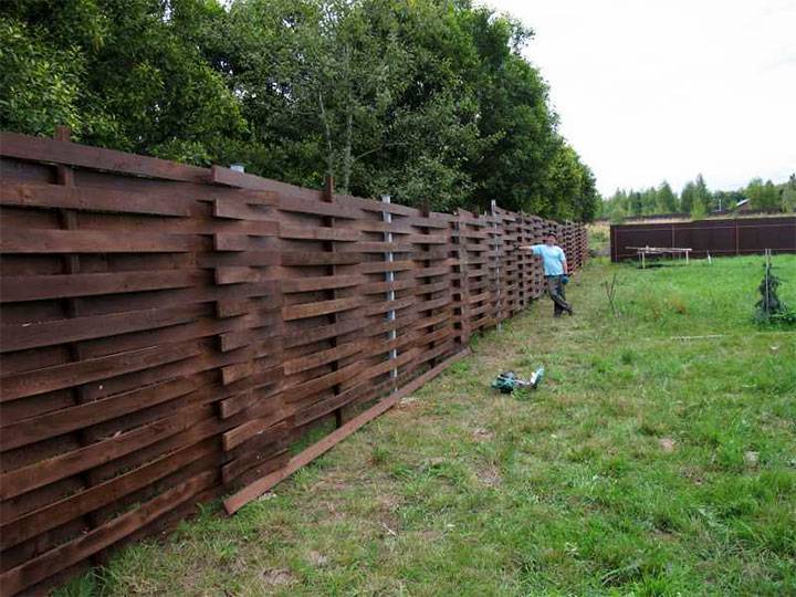 Плетеный забор своими руками: делаем из досок и веток с пошаговой инструкцией