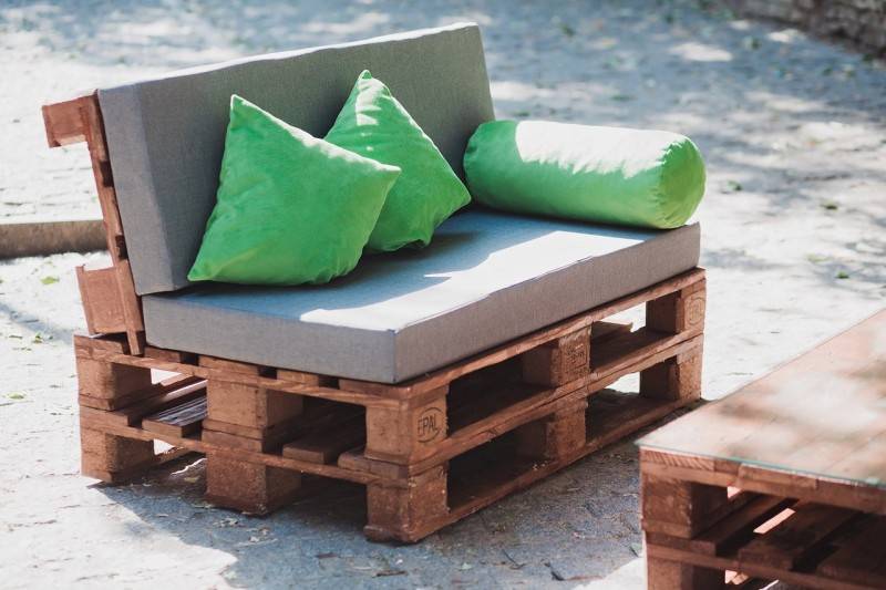 Шикарное кресло из поддонов на дачу своими руками – современно и не колхозно