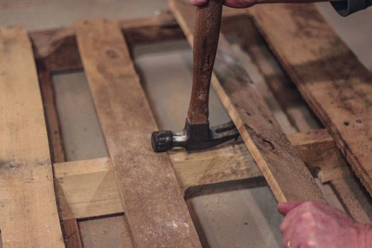 Шикарное кресло из поддонов на дачу своими руками – современно и не колхозно