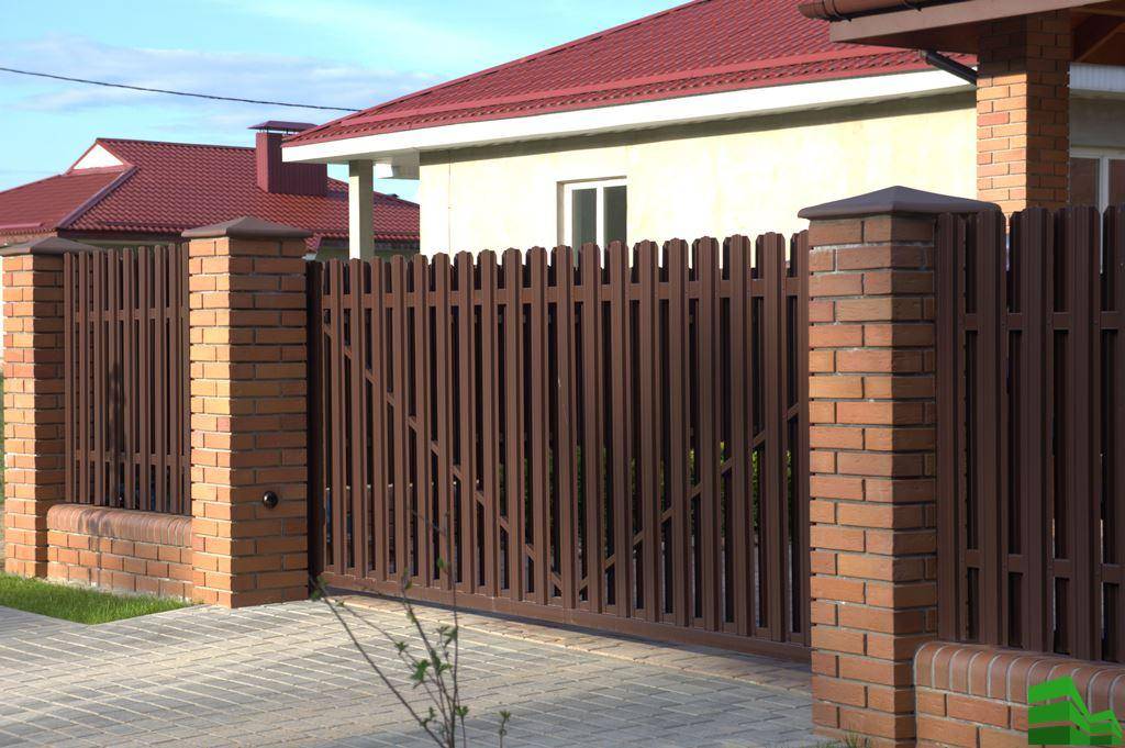 Заборы из евроштакетника: разновидности, монтаж, фото