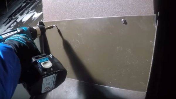 Герметизация печной трубы на крыше из профнастила — основные методы и пошаговая инструкция