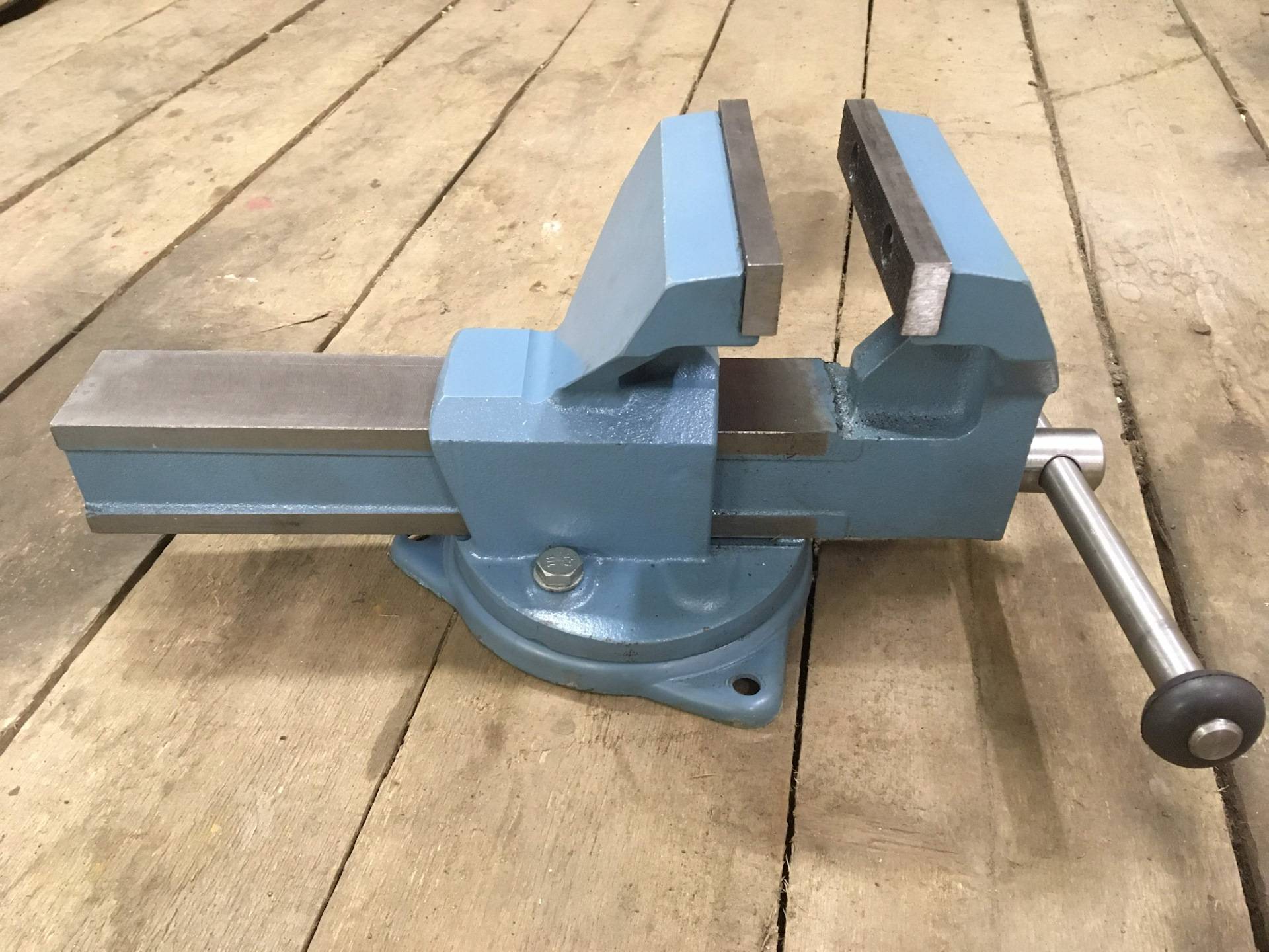 Топ слесарных и станочных тисков на 2022 год