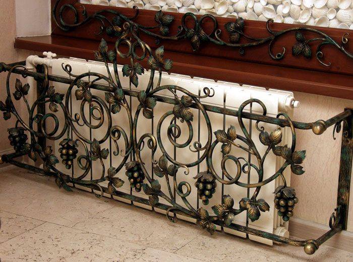 Как сделать угол на потолочном плинтусе?