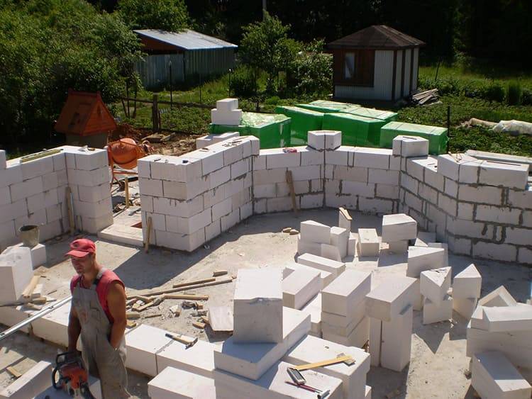 Из чего лучше строить дом?
