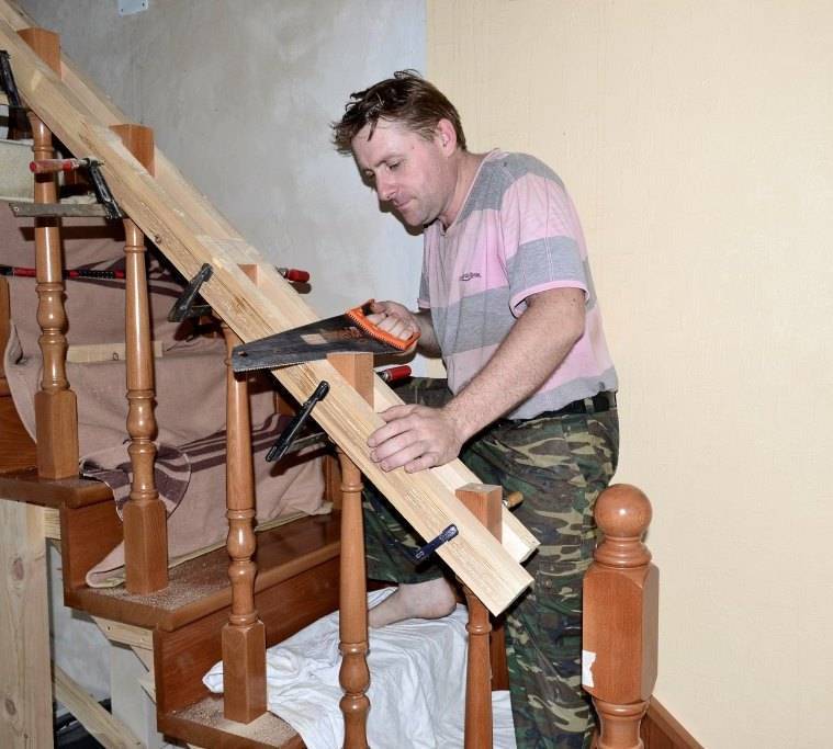 Как крепить балясины и перила: деревянная лестница своими руками