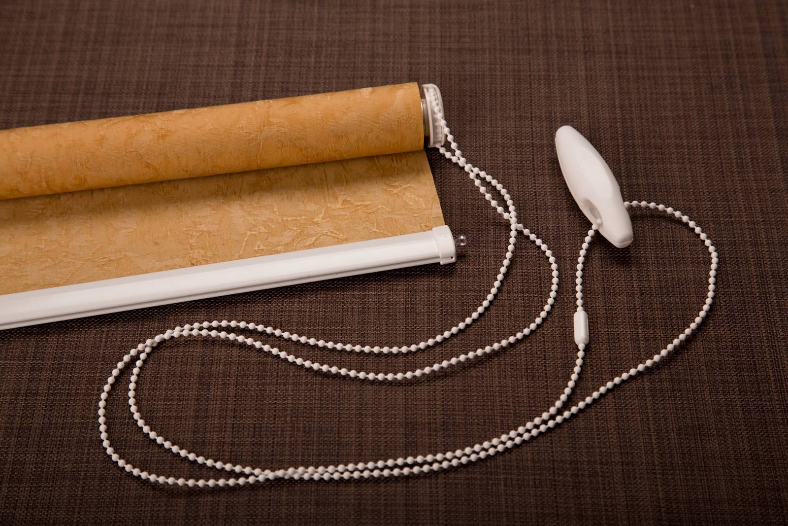 Рулонные шторы на пластиковые окна без сверления: пример установки и видео