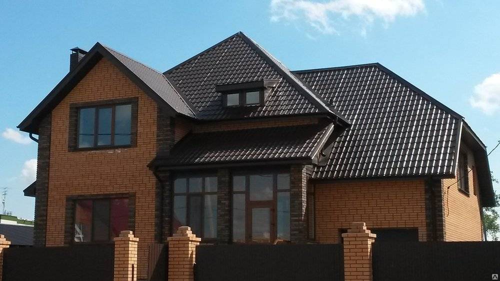 Как выбрать металлочерепицу для кровли: критерии и характеристики