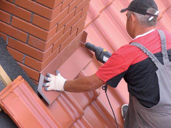 Герметизация печной трубы на крыше из профнастила — основные методы и пошаговая инструкция