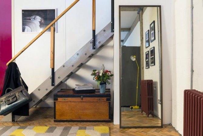 Как повесить зеркало на стену