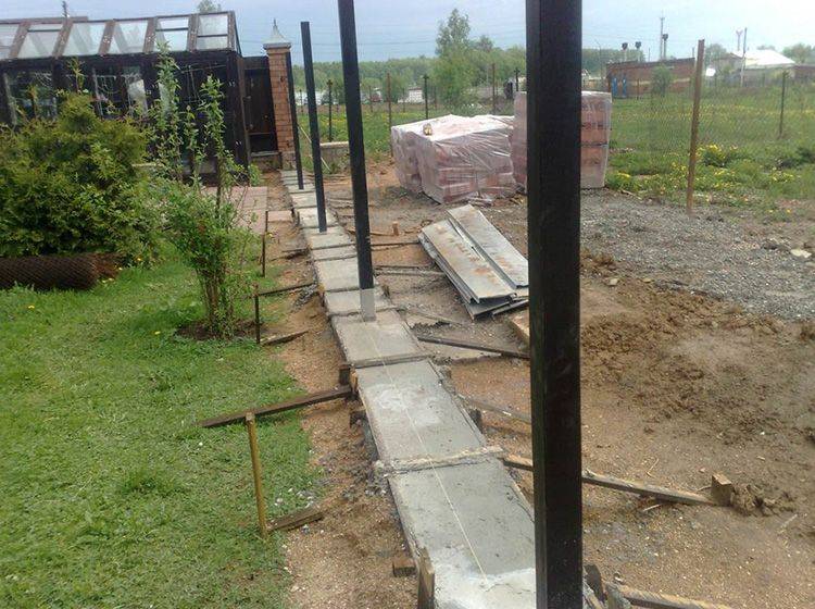 Как построить забор из профлиста своими руками: пошаговая инструкция и важные нюансы