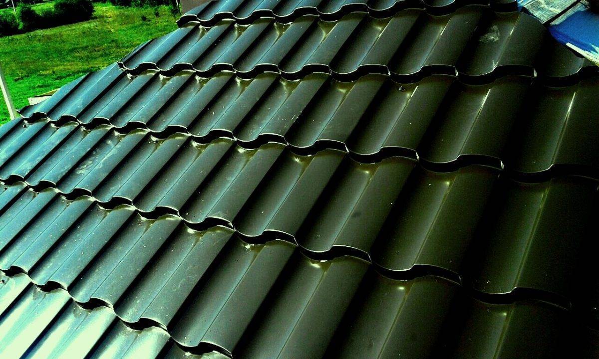 Как выбрать металлочерепицу для кровли: критерии и характеристики