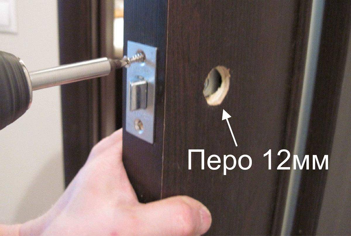 Установка защелки в межкомнатную дверь своими руками: как врезать механизм