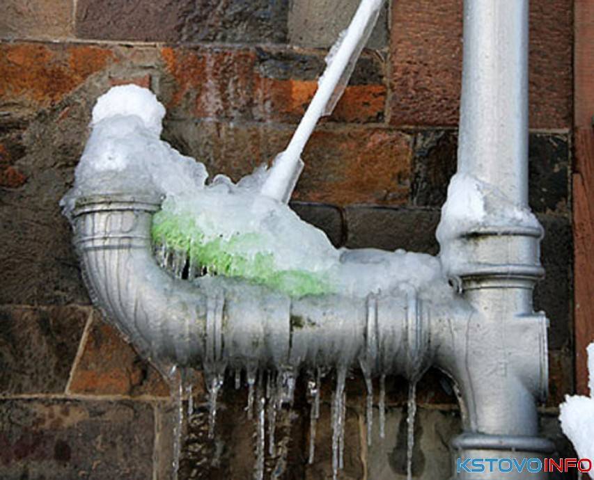 разморозка труб канализации. старый кран для воды. замерзла вода на улице. трубы для водоснабжения. кран водопроводный.