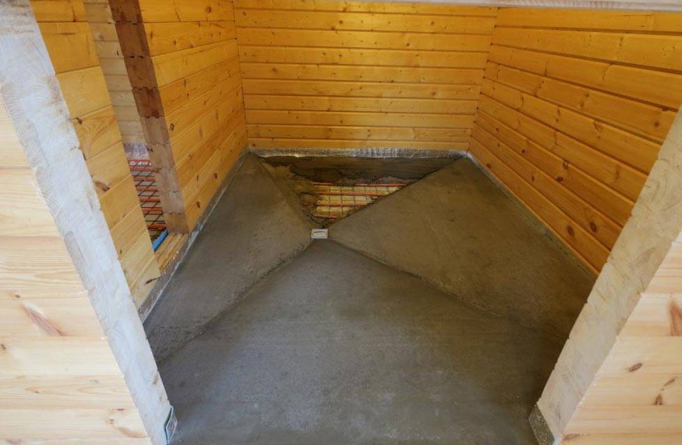 Как правильно положить плитку на пол в бане под уклоном?