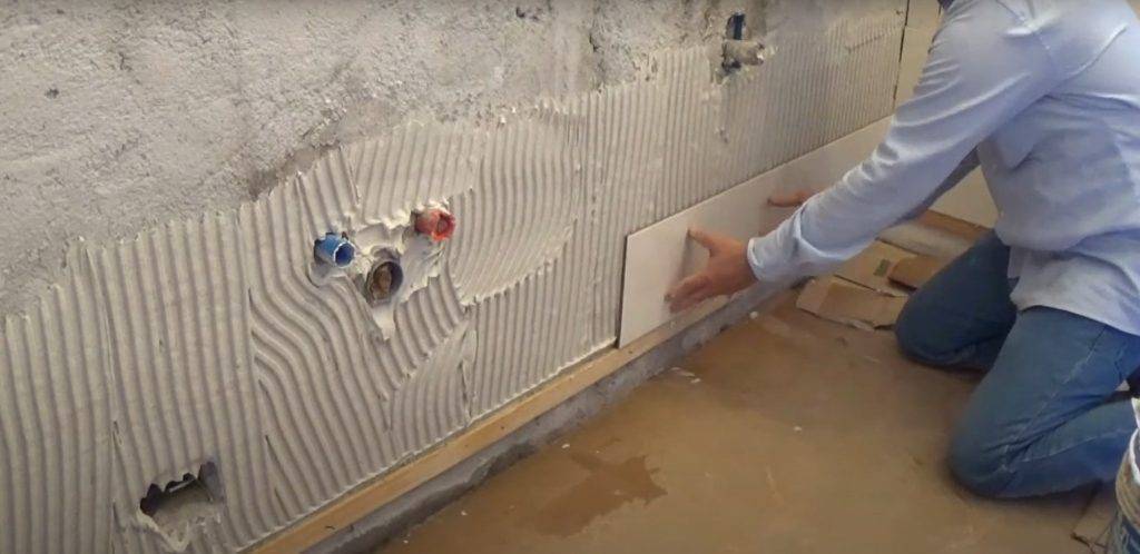 Как выкладывать плитку в ванной? С какого места надо начинать?