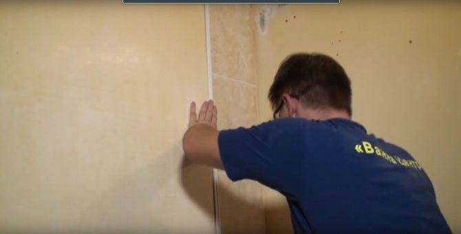 Влагостойкие стеновые панели под кафель – особенности материала и работ с ним