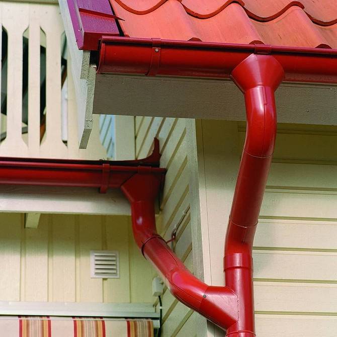 Как установить водостоки, если крыша уже покрыта: несколько вариантов самостоятельной установки