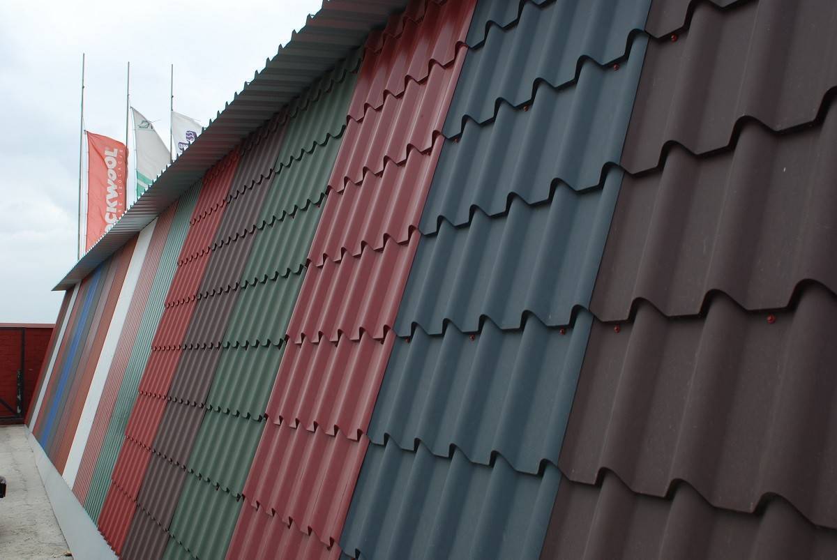 Как выбрать металлочерепицу для кровли: критерии и характеристики
