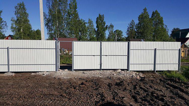 Как построить забор из профлиста своими руками: пошаговая инструкция и важные нюансы