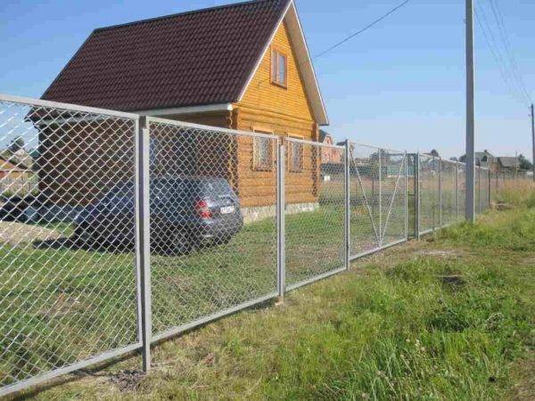 Как сделать забор из сетки рабицы — новые методы установки + расчет