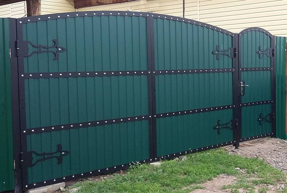 Калитки своими руками: простые идеи и советы как построить и установить калитку (120 фото)