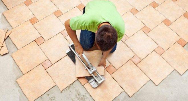 Как выкладывать плитку в ванной? С какого места надо начинать?