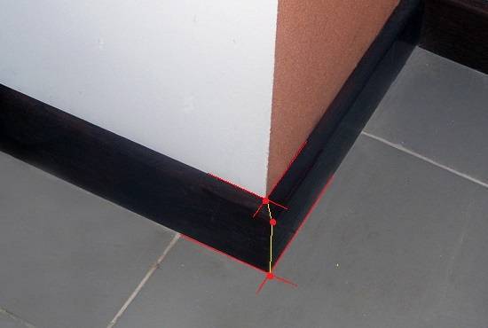 Как сделать угол на потолочном плинтусе?