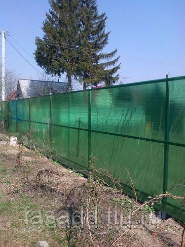 Забор из поликарбоната на металлическом каркасе своими руками: фото и видеоинструкция