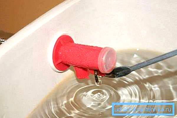 Что делать, если в унитазе постоянно течет вода?