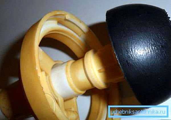 Что делать, если в унитазе постоянно течет вода?