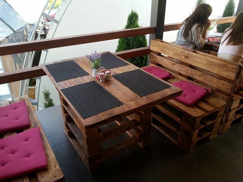 Шикарное кресло из поддонов на дачу своими руками – современно и не колхозно