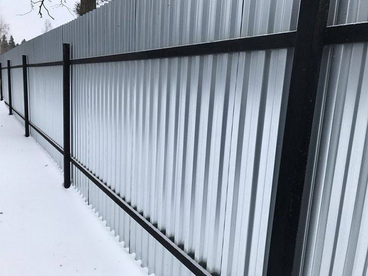 Как построить забор из профлиста своими руками: пошаговая инструкция и важные нюансы