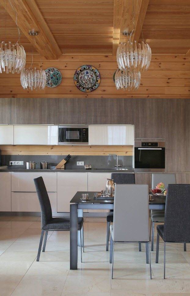 Внутренние стены и потолок . дом из бруса.