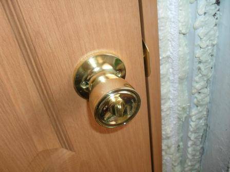 Замок в межкомнатную дверь: как правильно его врезать самому?